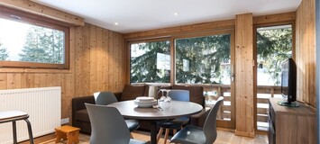 Décoration montagnarde et belle vue depuis le séjour 