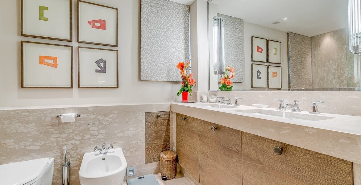 Il s'agit d'un superbe chalet de luxe situé à Courchevel