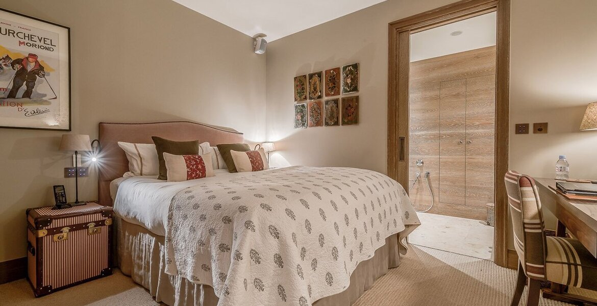 Il s'agit d'un superbe chalet de luxe situé à Courchevel