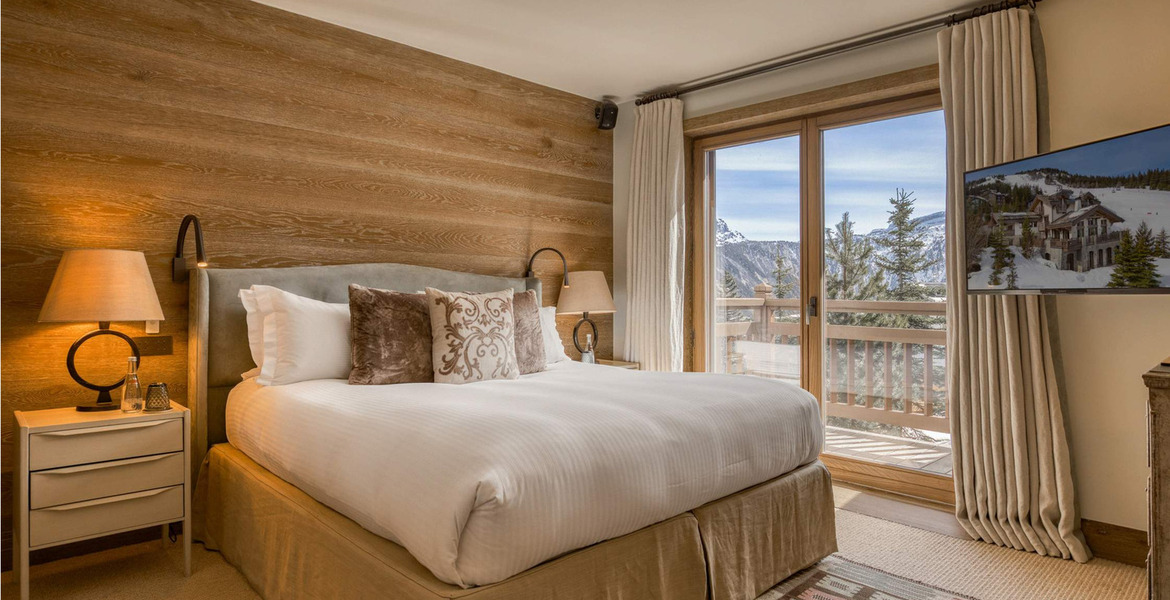 Il s'agit d'un superbe chalet de luxe situé à Courchevel