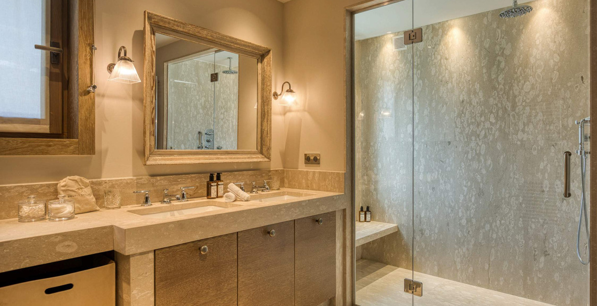 Il s'agit d'un superbe chalet de luxe situé à Courchevel
