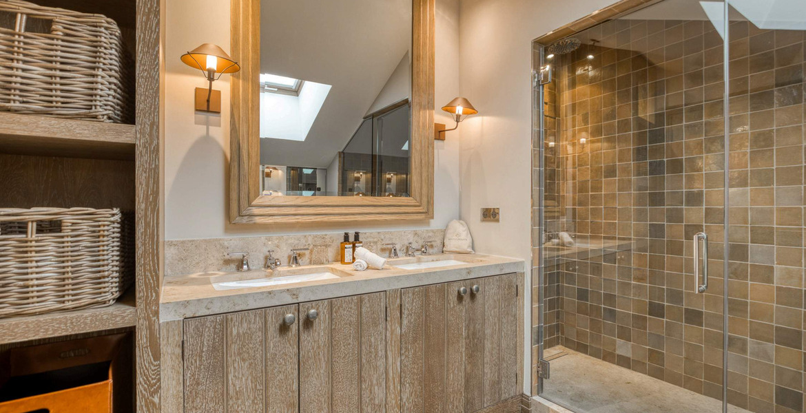 Il s'agit d'un superbe chalet de luxe situé à Courchevel