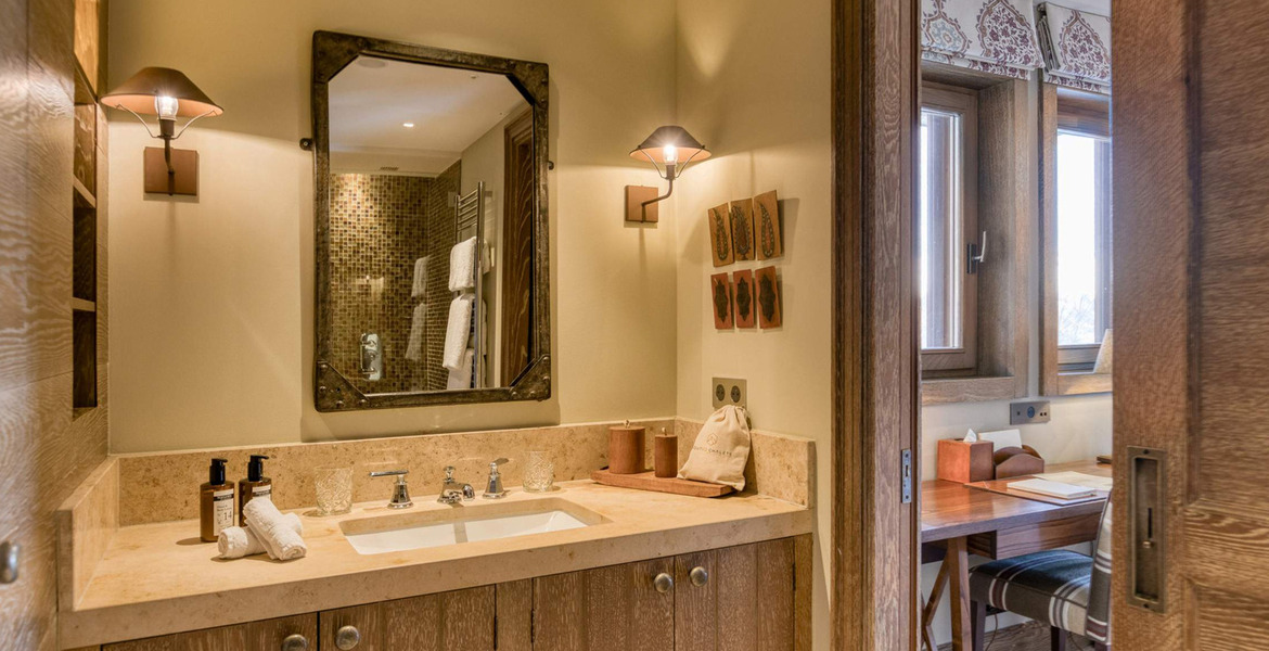 Il s'agit d'un superbe chalet de luxe situé à Courchevel