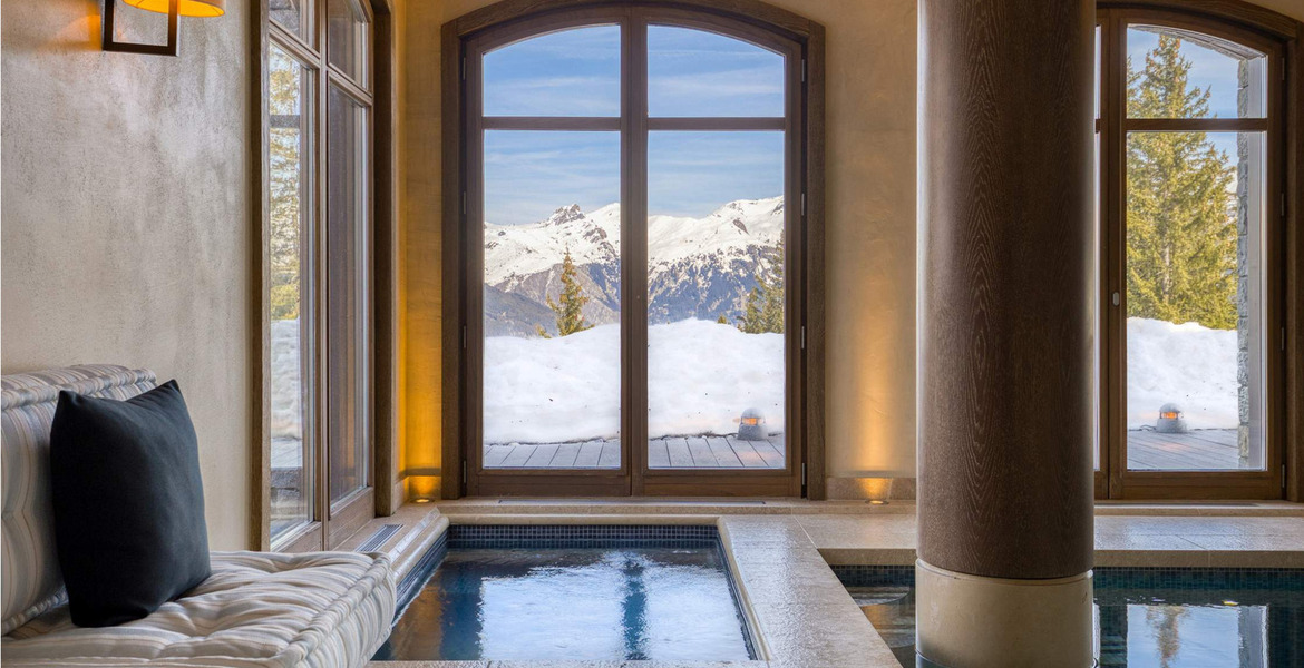 Il s'agit d'un superbe chalet de luxe situé à Courchevel