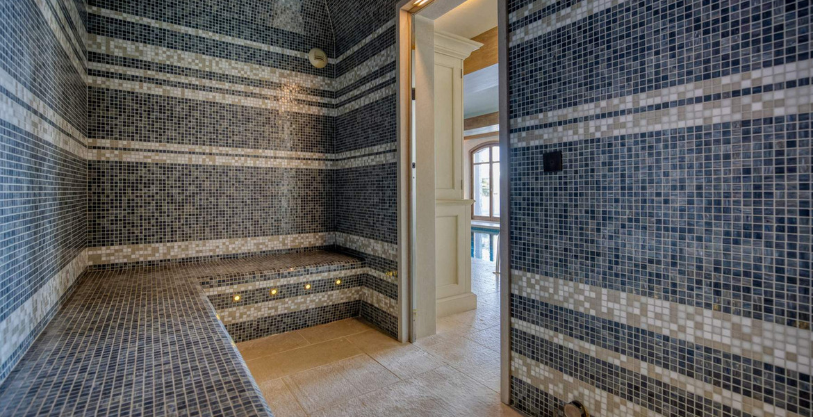 Il s'agit d'un superbe chalet de luxe situé à Courchevel
